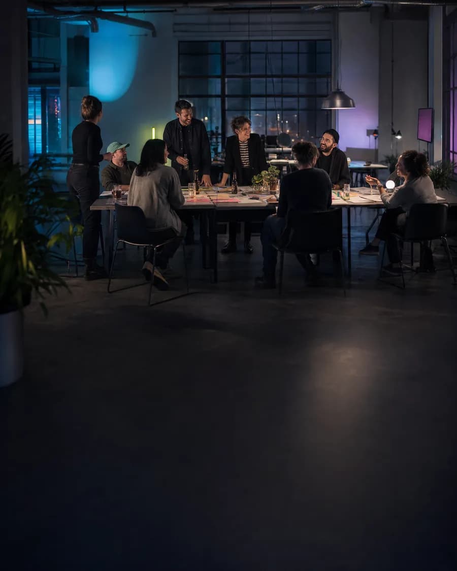 Kolleginnen und Kollegen bei einem lockeren Teamevent